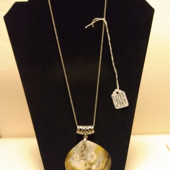 !!SALE!!Lovely Shell, mother of Pearl flowers, rhinestone necklace. NEW. - Picture 4 of 4